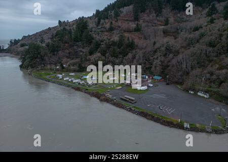 Un parking et des bâtiments près de l'embouchure de la rivière Klamath en Californie vu d'une vue aérienne. Banque D'Images