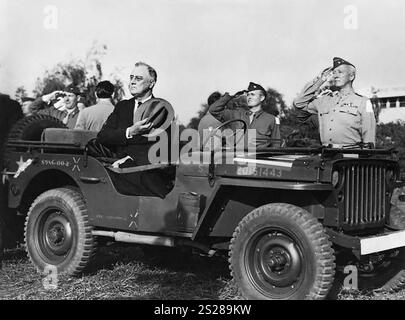 Le président américain Franklin D. Roosevelt examine les troupes au Camp Anfa lors d'un voyage à Casablanca Conference, Casablanca, Maroc, Franklin D. Roosevelt Presidential Library & Museum, 19 janvier 1943 Banque D'Images