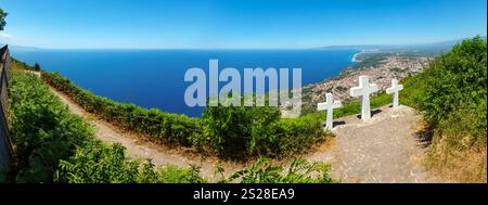 Pittoresque d'été Mer Tyrrhénienne côte calabraise vue depuis le Mont Sant'Elia Elia (Saint Mont, Calabre, Italie). Trois croix sur le Christianisme mountai Banque D'Images