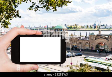 Travel Concept - photographies touristiques St Pauli Landungsbrucken (Sankt Pauli Piers) lieu de débarquement dans le port de Hambourg, en septembre sur smartphone Avec cut Banque D'Images