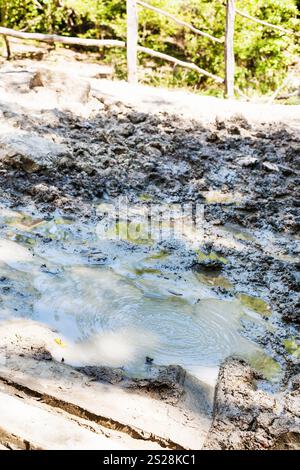 Tour à Shapsugskaya - zone anomale pot boue Solonetzes Solontci (geyser) dans Abinsk contreforts des montagnes du Caucase dans la région du Kouban de Russie Banque D'Images