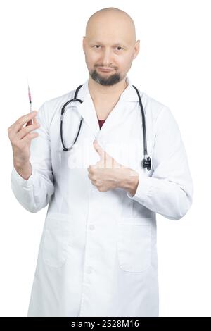 Un médecin chauve avec une barbe est habillé d'une blouse de laboratoire blanche sur des gommages rouges et a un stéthoscope autour de son cou. Banque D'Images