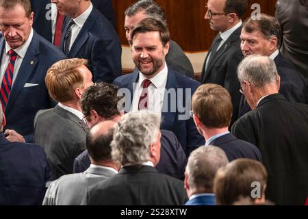 Les membres du Congrès entourent le sénateur américain et vice-président élu JD Vance (républicain de l'Ohio) suite au dépouillement des 2024 votes électoraux certifiant l'élection de Donald Trump à la 47e présidence des États-Unis le lundi 6 janvier 2025. Crédit : Mattie Neretin/CNP/MediaPunch Banque D'Images