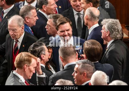 Les membres du Congrès félicitent le sénateur des États-Unis et vice-président élu JD Vance (républicain de l'Ohio) suite au dépouillement des 2024 votes électoraux certifiant l'élection de Donald Trump à la 47e présidence des États-Unis le lundi 6 janvier 2025. Crédit : Mattie Neretin/CNP/MediaPunch Banque D'Images