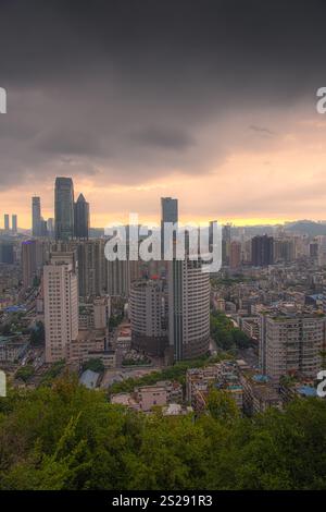 GUIYANG, GUIZHOU, CHINE - 15 AOÛT 2022 : Guiyang, Guizhou, Chine centre-ville ville d'horizon du haut Banque D'Images