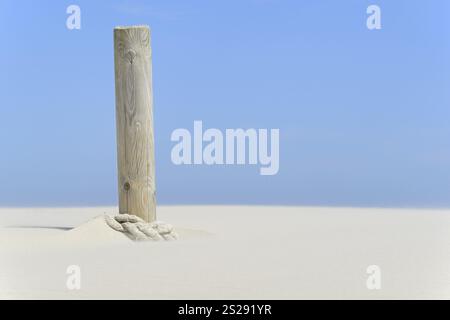 Poste frontière sur la plage, corde soufflée par le sable, ciel bleu, mer du Nord, Juist, îles de Frise orientale, basse-Saxe, Allemagne, Europe Banque D'Images