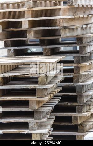 Palettes de transport empilées, photo symbolique pour le transport de marchandises et la logistique Banque D'Images