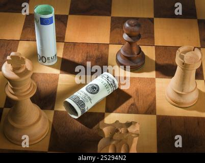 Échecs avec billet de banque en dollars et en euros. Symbolisant la dévaluation du dollar par rapport à l'euro. Autriche Banque D'Images