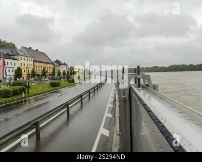 Flood 2013, Mauthausen, Autriche. Barrage mobile de protection contre les inondations. Autriche Banque D'Images