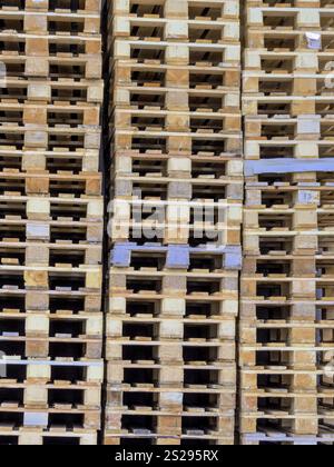 Palettes de transport empilées, photo symbolique pour le transport de marchandises et la logistique Banque D'Images