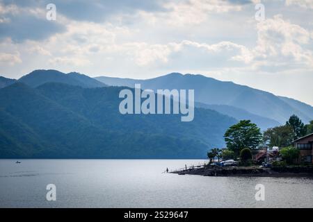 Pêcheur de Chuzenji Lake dans le Parc National de Nikko, Japon Banque D'Images