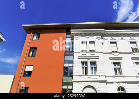 Un nouveau bâtiment a été ajouté à un ancien bâtiment résidentiel de la ville Banque D'Images