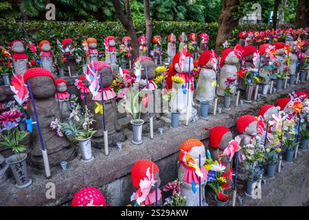 Statues Jizo au Temple Zojo-ji temple cimetière, Tokyo, Japon Banque D'Images