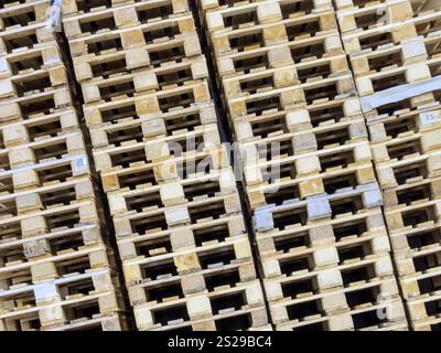 Palettes de transport empilées, photo symbolique pour Gueterverkehr und Logistik Autriche Banque D'Images