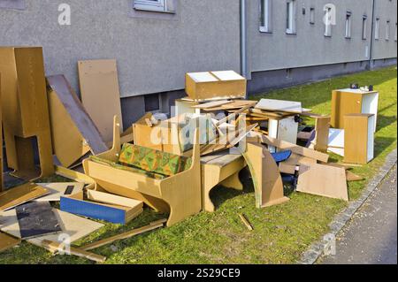 Vieux meubles en attente de la collecte des déchets volumineux du bureau municipal Banque D'Images