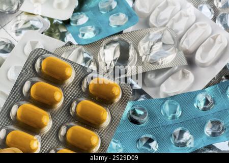 Comprimés en blister, photo symbolique pour la santé, la médecine et la dépendance aux comprimés Banque D'Images