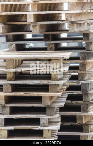 Palettes de transport empilées, photo symbolique pour le transport de marchandises et la logistique Banque D'Images