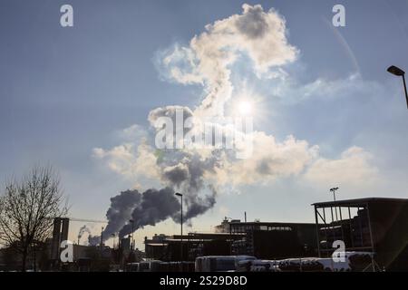 Cheminée d'une installation industrielle avec fumée. Photo symbolique pour la protection de l'environnement et l'ozone Banque D'Images