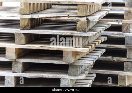 Palettes de transport empilées, photo symbolique pour Gueterverkehr und Logistik Autriche Banque D'Images