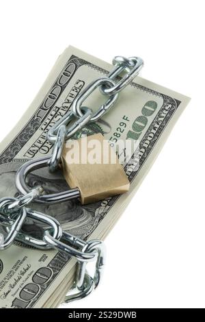 Billets de banque en dollars avec serrure et chaîne. Des piles d'argent pour la sécurité et l'investissement. Autriche Banque D'Images