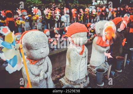 Statues Jizo au Temple Zojo-ji temple cimetière, Tokyo, Japon Banque D'Images