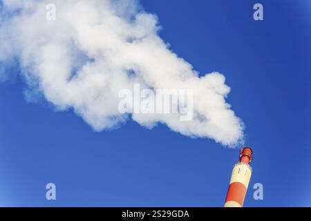 Cheminée d'une installation industrielle avec de fortes fumées. Photo symbolique pour la protection de l'environnement et l'ozone Banque D'Images