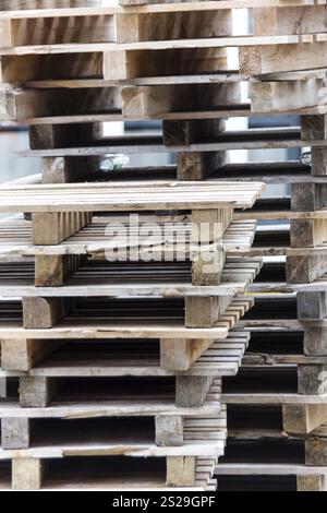 Palettes de transport empilées, photo symbolique pour Gueterverkehr und Logistik Autriche Banque D'Images