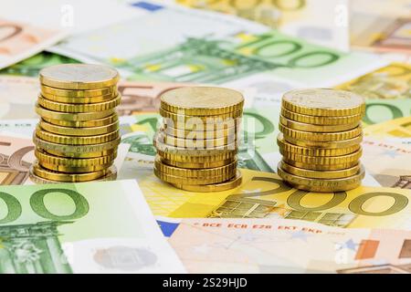 Trois piles de pièces de monnaie, photo symbolique pour la planification financière, l'investissement et l'intérêt Banque D'Images