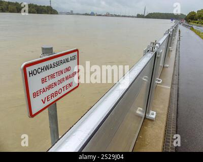 Flood 2013, Mauthausen, Autriche. Barrage mobile de protection contre les inondations Banque D'Images