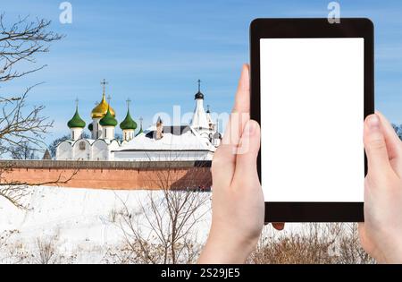 Travel Concept - photos touristiques de monastère St Euthymius avec cathédrale de la Transfiguration du Sauveur à Suzdal de Russie sur smartphone Avec Banque D'Images