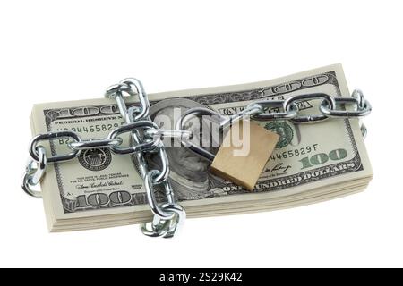 Billets de banque en dollars avec serrure et chaîne. Des piles d'argent pour la sécurité et l'investissement. Autriche Banque D'Images