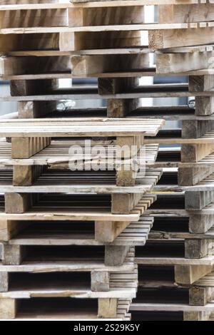 Palettes de transport empilées, photo symbolique pour Gueterverkehr und Logistik Autriche Banque D'Images