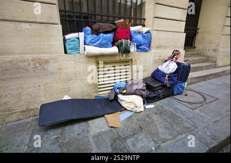 Le lieu de couchage d'un sans-abri dans une rue à Paris, France. Autriche Banque D'Images