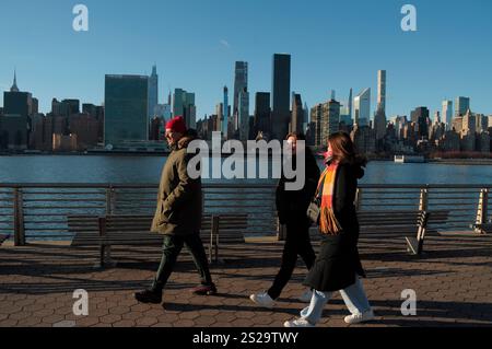 New York, États-Unis. 05 janvier 2025. Les gens marchent dans le Gantry Plaza State Park à long Island City, Queens, New York City comme une vue de Manhattan est vue en arrière-plan. Crédit : SOPA images Limited/Alamy Live News Banque D'Images