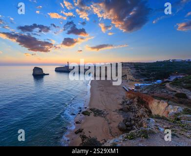 La côte de la mer avec vue sur le coucher de soleil phare de Ponta do autel. Vue ouest sur la plage de Praia da Afurada, Ferragudo, Lagoa, Algarve, Portugal. Banque D'Images