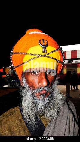 Portrait d'un Sikh Nihang pris à la gare de Lucknow, Inde. Banque D'Images