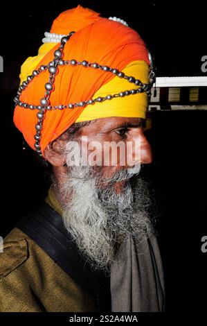 Portrait d'un Sikh Nihang pris à la gare de Lucknow, Inde. Banque D'Images