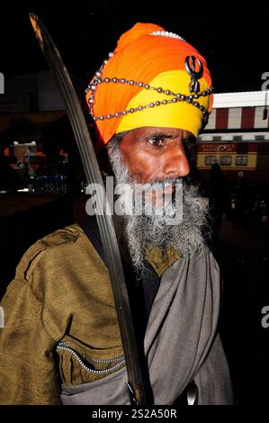 Portrait d'un Sikh Nihang pris à la gare de Lucknow, Inde. Banque D'Images