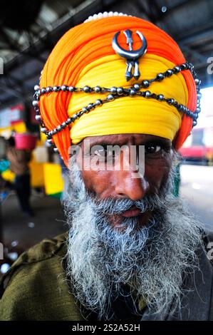 Portrait d'un Sikh Nihang pris à la gare de Lucknow, Inde. Banque D'Images