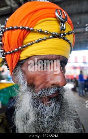 Portrait d'un Sikh Nihang pris à la gare de Lucknow, Inde. Banque D'Images