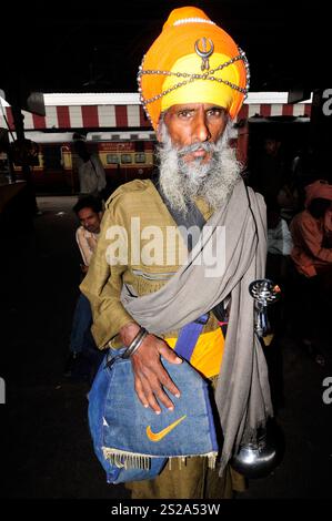 Portrait d'un Sikh Nihang pris à la gare de Lucknow, Inde. Banque D'Images