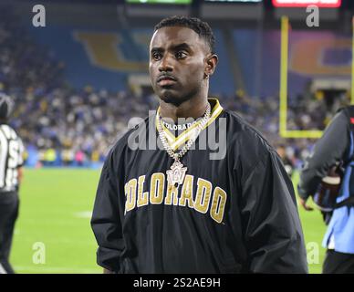 4 janvier 2025 Boulder, CO. PHOTO : Colorado Director of social Media Deion Sanders Jr. fils de l'entraîneur-chef actuel du Colorado Deion Sanders Sr. (photo ici le 28 octobre 2023) contre UCLA, rend un hommage touchant sur les médias sociaux à l'ancien Jackson State, et actuel membre du personnel de sécurité du Colorado Evis McGee après sa mort. Lt. Evis McGee, est décédé jeudi. McGee était un membre à part entière de l’équipe de sécurité de l’entraîneur-chef Deion Sanders du Colorado, apportant ses connaissances et son expérience exceptionnelles pour améliorer la sécurité de Colorado Athletics. Aucune cause de décès n'a été signalée. Banque D'Images
