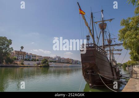 Séville, Espagne - 27 août 2024 : réplique de Nao Victoria, premier navire de circumnavigation, ancré sur les rives du Guadalquivir Banque D'Images