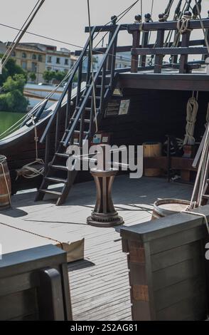 Séville, Espagne - 27 août 2024 : réplique de Nao Victoria, premier navire de circumnavigation, ancré sur les rives du Guadalquivir. Vue sur la terrasse Banque D'Images