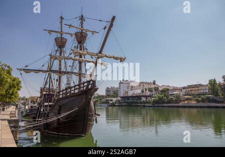 Séville, Espagne - 27 août 2024 : réplique de Nao Victoria, premier navire de circumnavigation, ancré sur les rives du Guadalquivir Banque D'Images