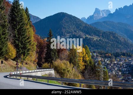 Scène des Dolomites alpins d'automne, Belluno, Sudtirol, Italie. Village paisible de Falcade et montagnes rocheuses vue de la route. Banque D'Images