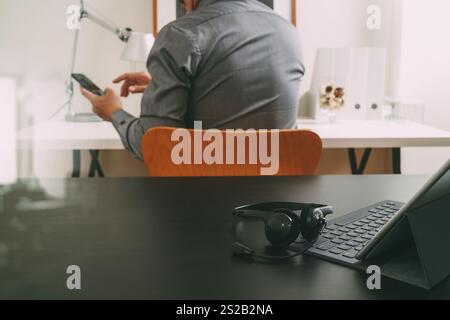 Businessman using digital tablet casque VOIP avec ordinateur et téléphone intelligent, en tant que concept et communication centre d'appels ou service d'assistance en Banque D'Images