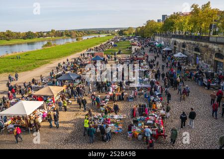 Dresde, Saxe, Allemagne. 19.10.2024. Grand marché de vente de marchandises par l'Elbe. Elbeflohmarkt. Marché aux puces. Banque D'Images