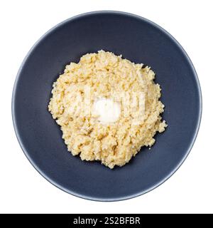 vue de dessus de porridge beurré du blé poli concassé bol gris isolé sur fond blanc Banque D'Images