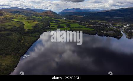 Vue aérienne de l'extrémité ouest du Loch Ness et de Fort Augustus dans les Highlands écossais d'Écosse au Royaume-Uni. Les lochs du canal calédonien sont visibles Banque D'Images